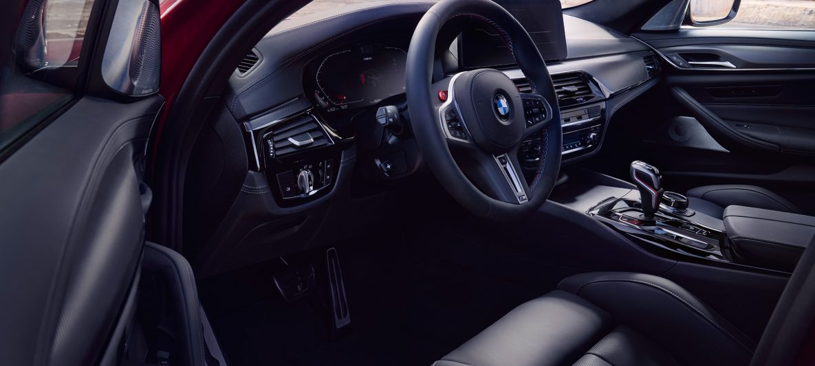BMW M5 Competition F90 LCI Facelift 2020 Cockpit bei geöffneter Tür
